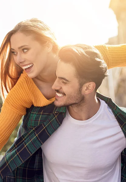 Sonriendo Hermosa Pareja Joven Amor Calle Ciudad Citas Divertirse Juntos — Foto de Stock