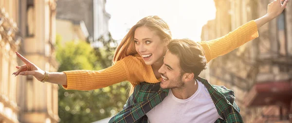 Sonriendo Hermosa Pareja Joven Amor Calle Ciudad Citas Divertirse Juntos —  Fotos de Stock