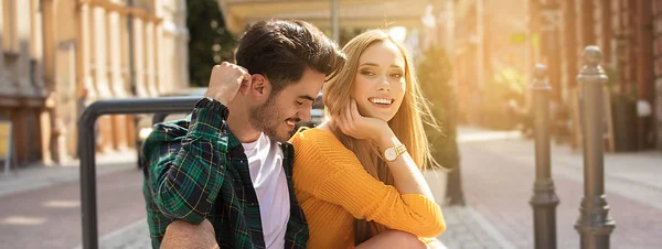 Photo Happy Young Beautiful Couple Having Fun Together City — Stock Photo, Image