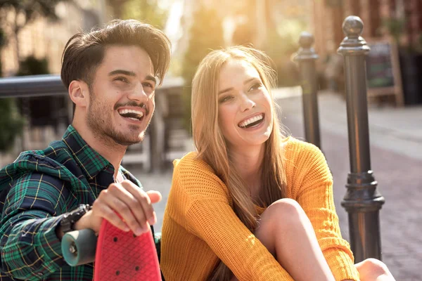 一个快乐的年轻美丽的夫妇与滑板一起在城市乐趣的照片 — 图库照片