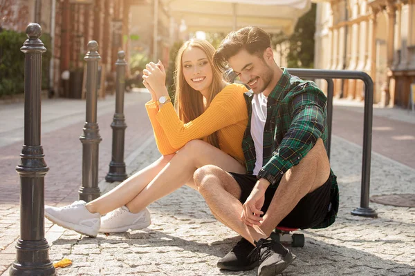 Foto Una Feliz Joven Hermosa Pareja Divirtiéndose Juntos Ciudad —  Fotos de Stock