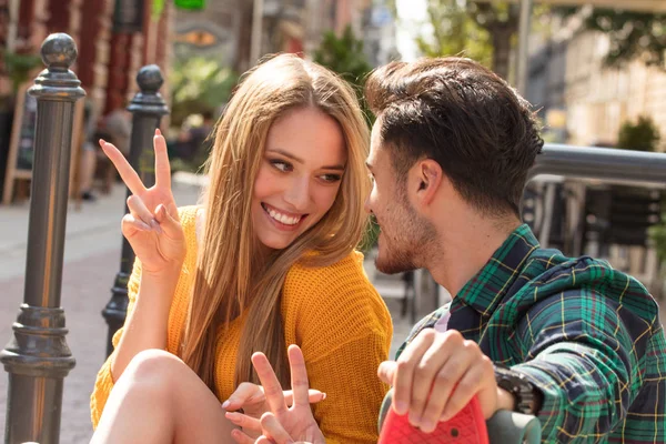 Foto Una Feliz Joven Hermosa Pareja Divirtiéndose Juntos Ciudad —  Fotos de Stock