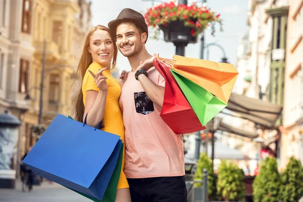 Happy Couple Shopping Bags Smiling Leisure Time — Stock Photo, Image