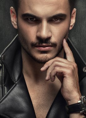 Portre portre erkeksi yüz ile yakışıklı bir genç adam. Erkek güzellik. Handwatch çocukla.