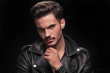 Portre portre erkeksi yüz ile yakışıklı bir genç adam. Erkek güzellik. Handwatch çocukla.