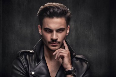 Portre portre erkeksi yüz ile yakışıklı bir genç adam. Erkek güzellik. Handwatch çocukla.