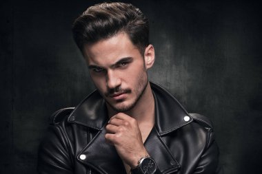 Portre portre erkeksi yüz ile yakışıklı bir genç adam. Erkek güzellik. Handwatch çocukla.