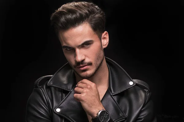 Portre portre erkeksi yüz ile yakışıklı bir genç adam. Erkek güzellik. Handwatch çocukla.