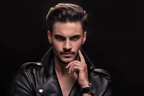 Portre portre erkeksi yüz ile yakışıklı bir genç adam. Erkek güzellik. Handwatch çocukla.