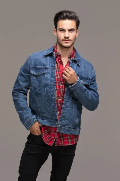 Beau Homme Posant Dans Une Veste Jeans Mode Studio Intérieur — Photo