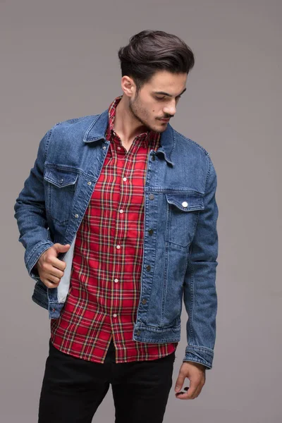 Beau Homme Posant Dans Une Veste Jeans Mode Studio Intérieur — Photo