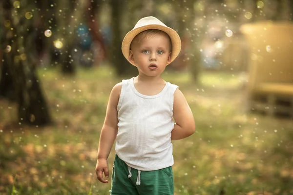 Liten Pojke Leker Parken Solig Dag Baby Fashionabel Hatt Lycklig — Stockfoto