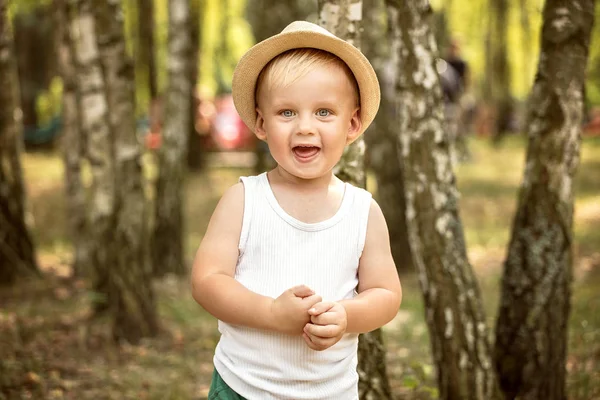 晴れた日に公園で遊ぶ少年 ファッショナブルな帽子の赤ん坊 幸せな子供時代 — ストック写真