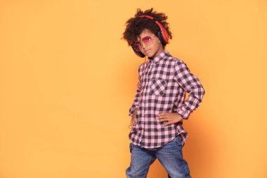 Moda gömlek Afro-Amerikan küçük adam. Stüdyo vurdu. Genç çocuk sarı arka plan üzerinde poz.