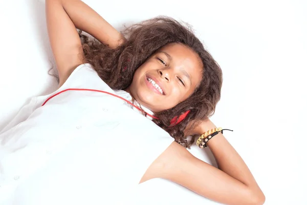 Chica Afroamericana Joven Escuchando Música Con Auriculares Relajante Tumbado Suelo —  Fotos de Stock