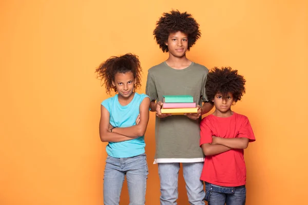 Feliz Sonrisa Tres Afro Niños Ropa Colorida Posando Juntos Sonriendo — Foto de Stock