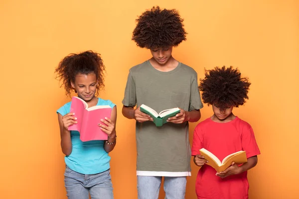 Feliz Sonriendo Tres Afro Niños Ropa Colorida Posando Juntos Leyendo —  Fotos de Stock