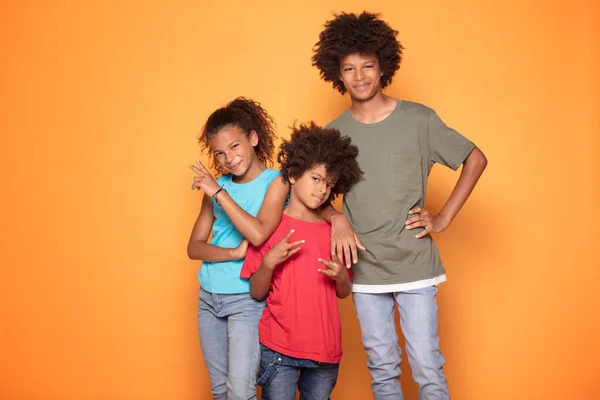 Feliz Sonrisa Tres Afro Niños Ropa Colorida Posando Juntos Sonriendo —  Fotos de Stock