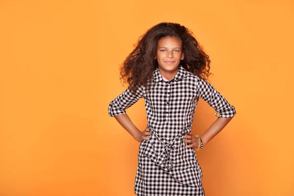 Estudio Joven Adolescente Africana Con Peinado Afro Con Ropa Moda —  Fotos de Stock