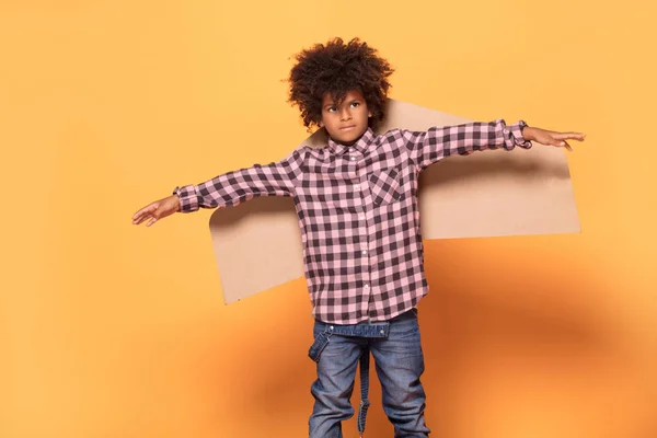 穿着时髦衬衫的非洲裔美国小男人 摄影棚拍摄 摆在黄色背景的年轻男孩 — 图库照片