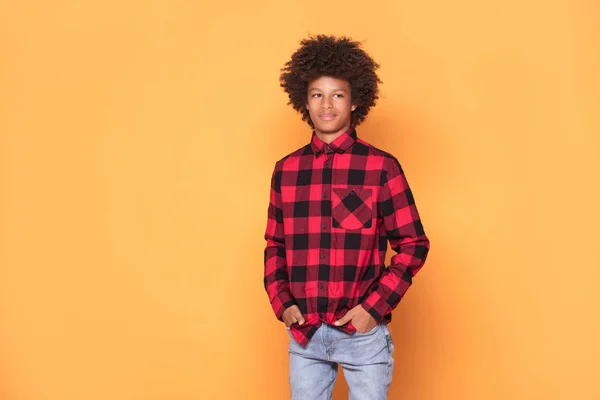 Adolescente Afro Americano Camisa Elegante Tiro Estúdio Menino Posando Fundo — Fotografia de Stock