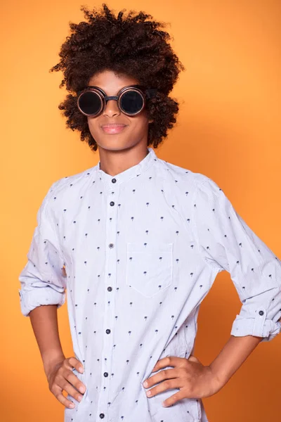 Adolescent Afro Américain Chemise Mode Prise Vue Jeune Garçon Posant — Photo