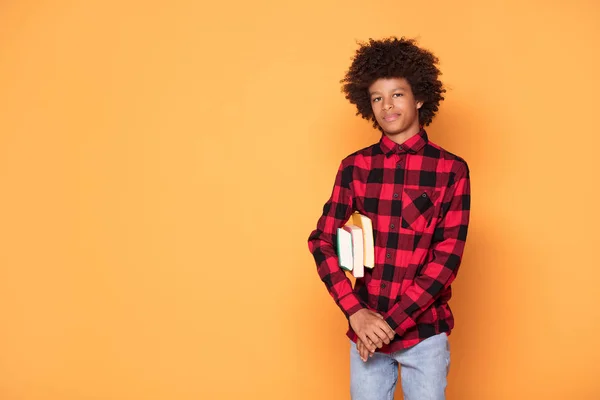 Foto Giovane Felice Afro Adolescente Con Libri Sfondo Studio Giallo — Foto Stock