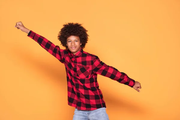 Foto Joven Adolescente Afro Feliz Sobre Fondo Estudio Amarillo —  Fotos de Stock