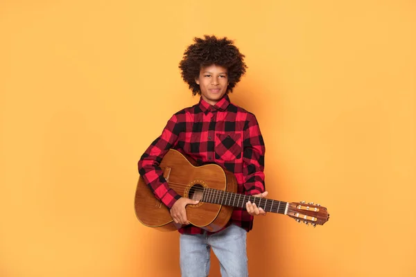 Studio Colpo Giovane Africano Adolescente Posa Con Chitarra — Foto Stock