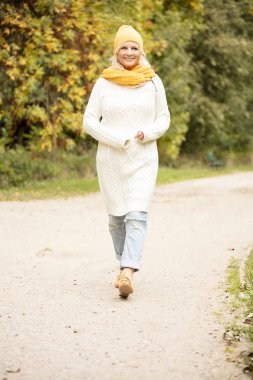 Sonbahar Park güzel üst düzey kadın fotoğrafı.