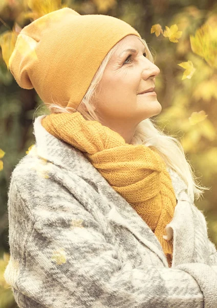Potret Wanita Tua Yang Cantik Taman Musim Gugur — Stok Foto