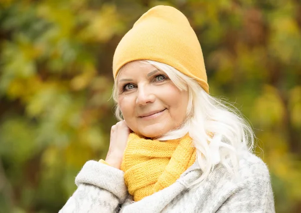 Портрет Красивой Пожилой Женщины Осеннем Парке — стоковое фото