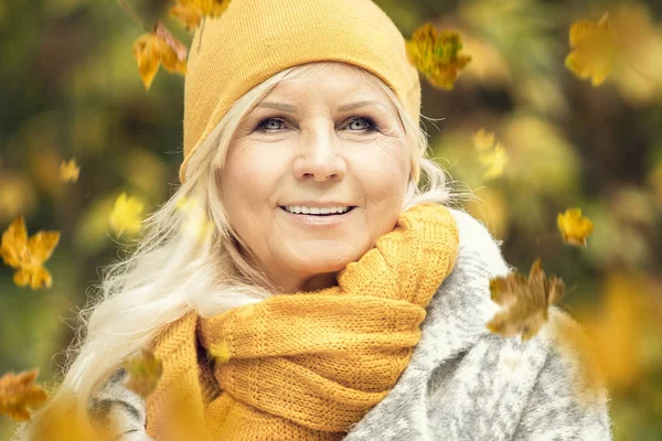 Retrato Mulher Sênior Bonita Parque Outono — Fotografia de Stock