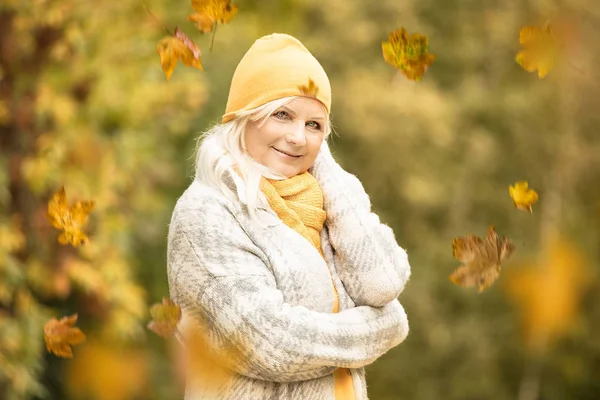 Портрет Красивой Пожилой Женщины Осеннем Парке — стоковое фото