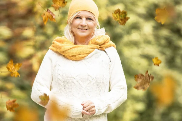 Portrait Beautiful Senior Woman Autumn Park — Stock Photo, Image