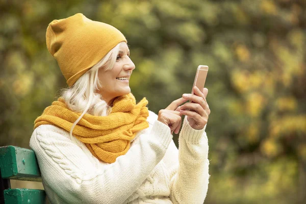 Porträt Einer Schönen Seniorin Herbstpark Handy — Stockfoto