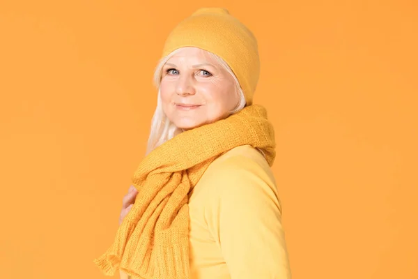 Улыбающаяся Зрелая Женщина Жёлтой Кепке Шарфе Снимок Студии — стоковое фото