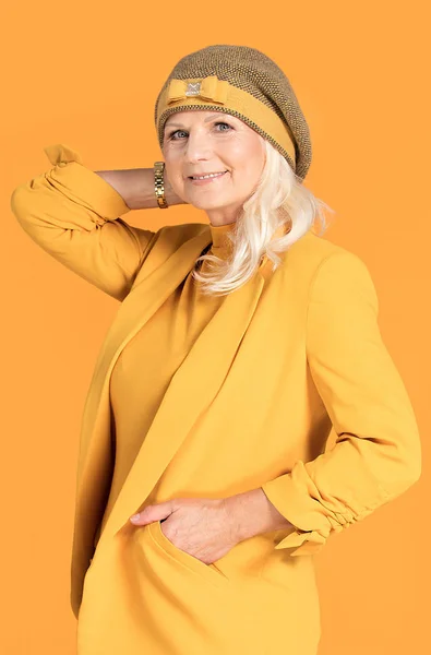 Mujer Madura Sonriente Boina Amarilla Posando Estudio —  Fotos de Stock