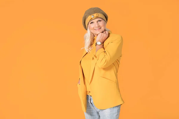 Mujer Madura Sonriente Boina Amarilla Posando Estudio —  Fotos de Stock