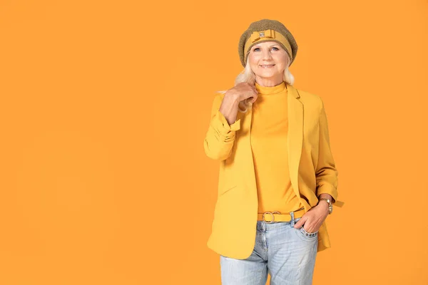 Mujer Madura Sonriente Boina Amarilla Posando Estudio — Foto de Stock