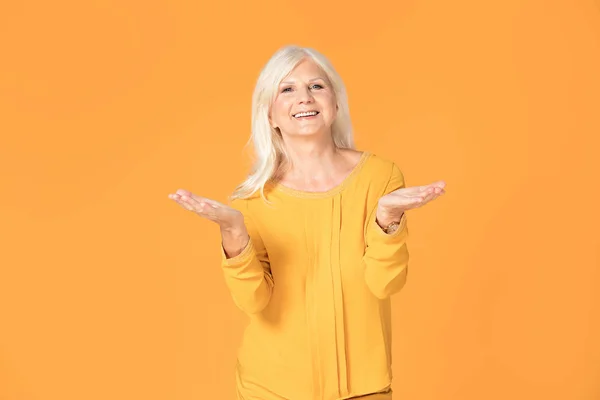 Atractiva Sonriente Mujer Senior Moda Posando Sobre Fondo Estudio Amarillo — Foto de Stock