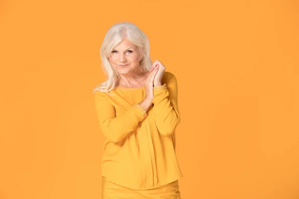 Привлекательная Улыбающаяся Модная Пожилая Женщина Позирует Жёлтом Фоне Студии — стоковое фото