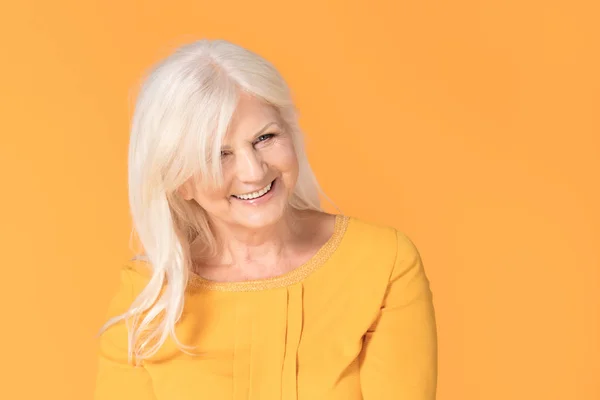 Porträtt Mogen Kvinna Med Perfekt Hud Närbild Ansikte Happy Senior — Stockfoto