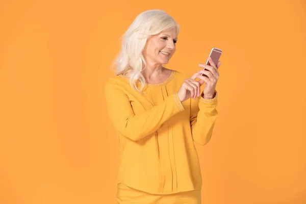 Seniorin posiert mit Handy. — Stockfoto