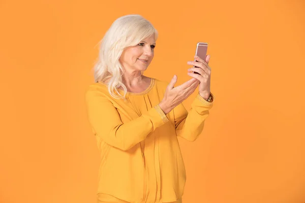 Senior Kvinna poserar med mobiltelefon. — Stockfoto