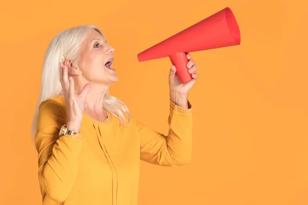 Mujer mayor gritando a través de megáfono . — Foto de Stock