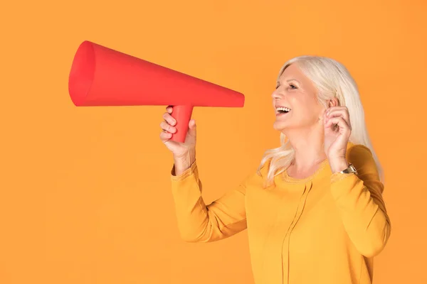 Mujer mayor gritando a través de megáfono . — Foto de Stock