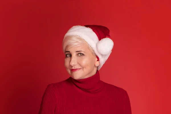 Gelukkig Lachende Rijpe Vrouw Rode Kerstman Hoed Rode Studio Achtergrond — Stockfoto