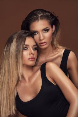 Güzellik ve kadınlık kavramı. İki çekici cazibe makyaj kadınların ikizler. Portre fotoğraf.
