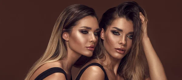 Concepto Belleza Feminidad Dos Mujeres Gemelas Atractivas Maquillaje Glamuroso Foto — Foto de Stock